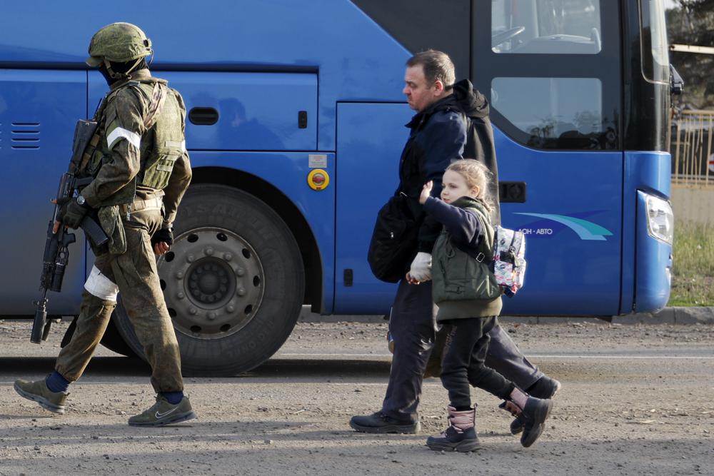 Evacuation efforts go on at sprawling Ukrainian steel mill