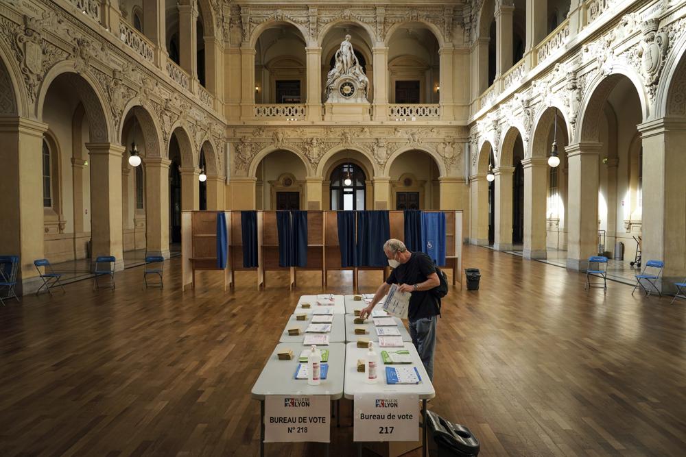 Voting in France: Paper ballots, cast in person; no machines