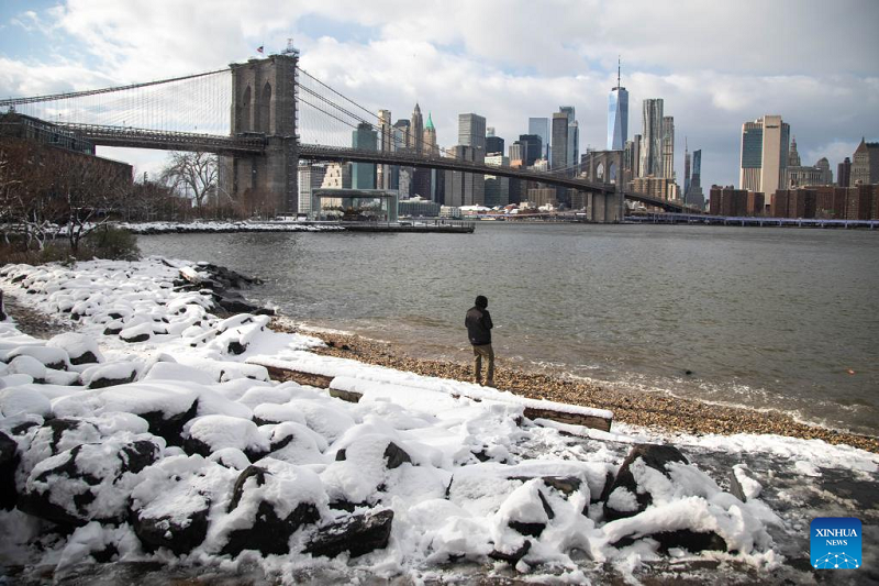 Snow blankets New York, hundreds of flights canceled