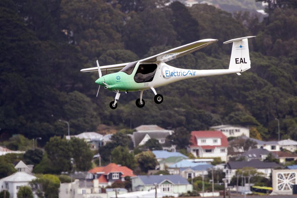 New Zealand strait crossed by electric plane