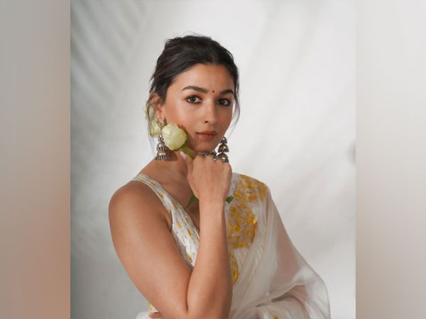 Alia Bhatt treats fans with stunning saree clad pictures