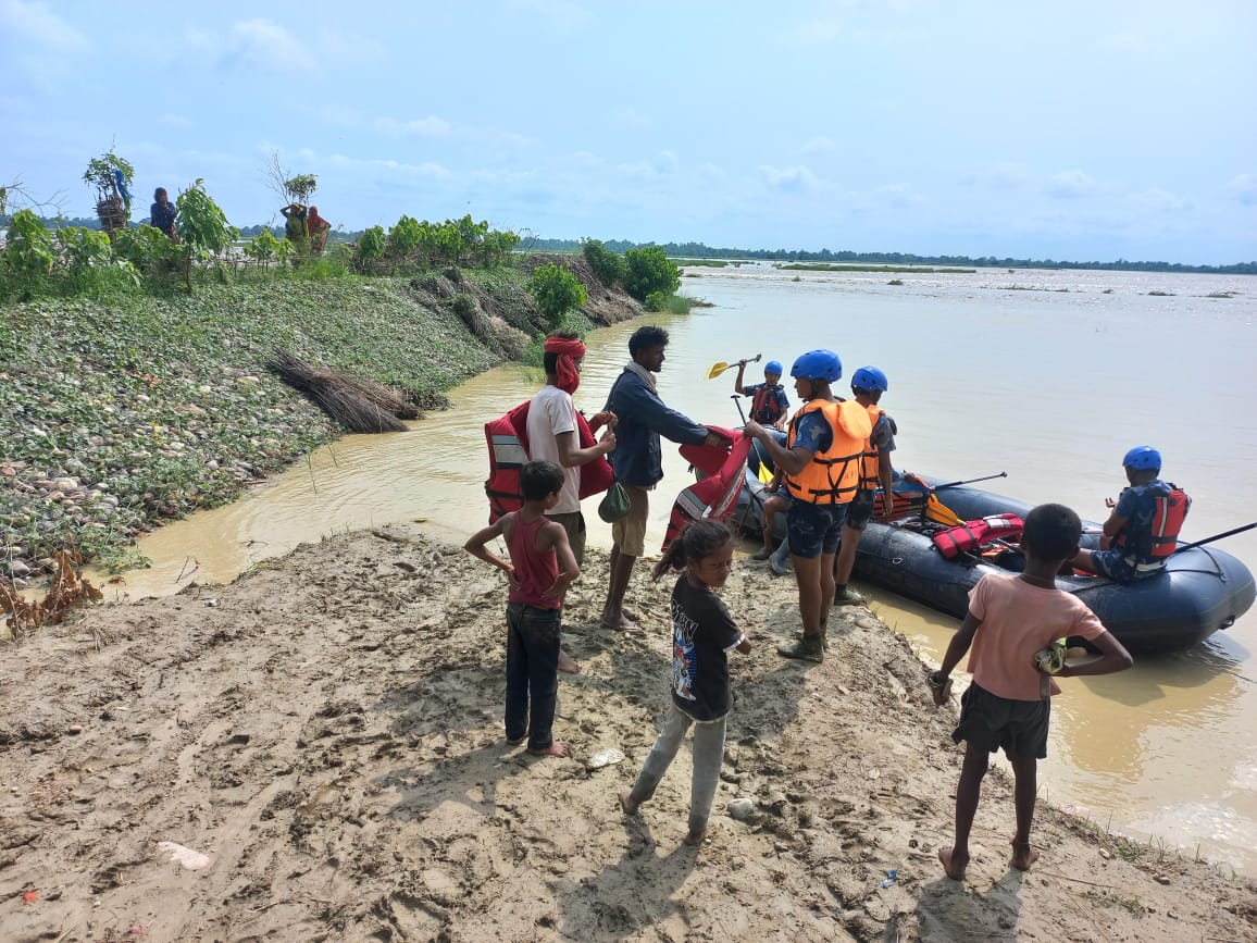 Safe rescue of six people trapped in Kamala River