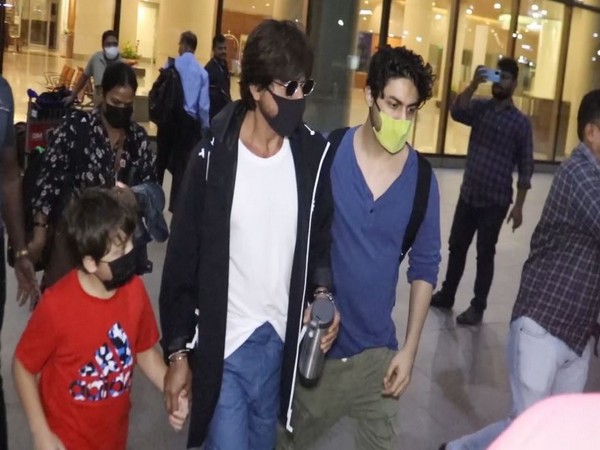 Fan tries to hold Shah Rukh’s hand