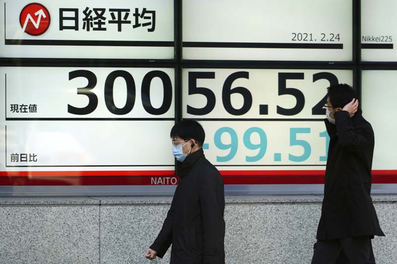 Chinese shares close higher Monday