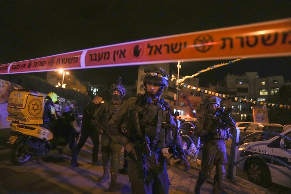 3 Israelis killed in stabbing attack near Tel Aviv