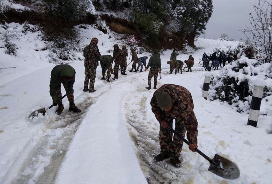 Operation of road section by removing snow