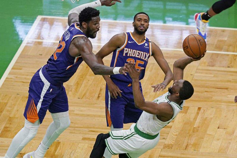 Walker ties season-high with 32 points, Celtics beat Suns