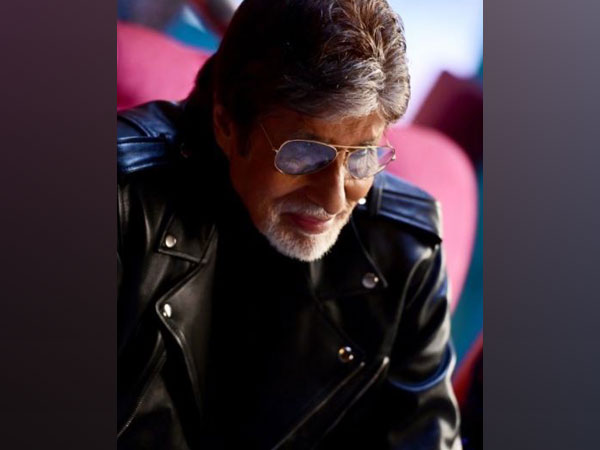 Amitabh Bachchan flaunts his ‘boots’ in latest picture