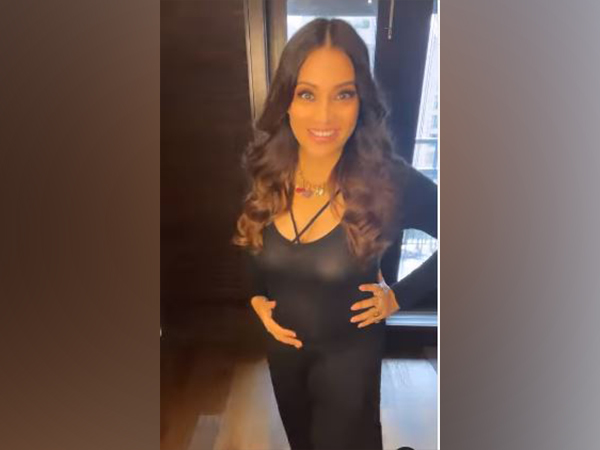 Bipasha shows her baby bump