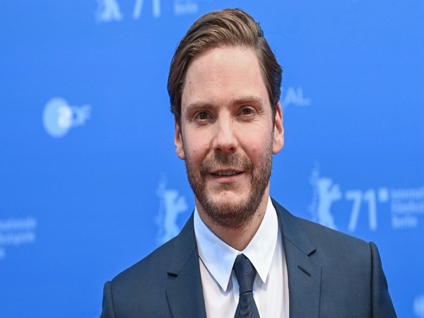 Daniel Bruhl joins cast of Lone Scherfig’s ‘The Movie Teller’