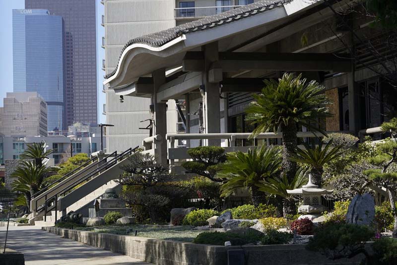 LA police probe fire, vandalism at Japanese Buddhist temple