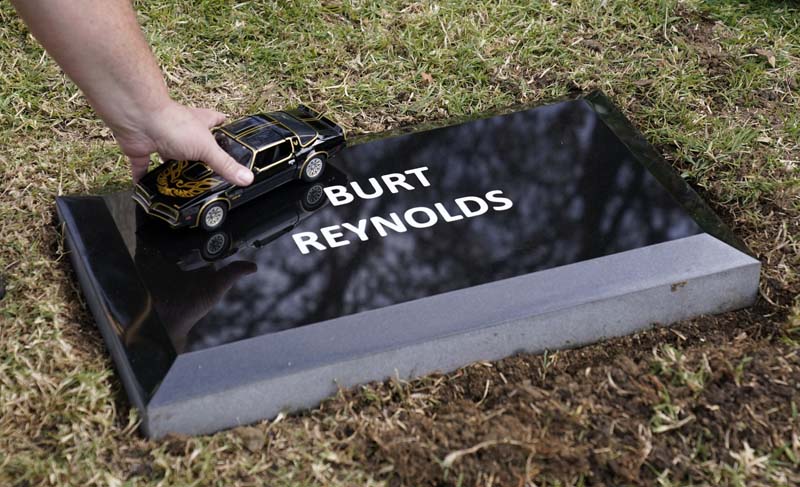 Burt Reynolds’ remains find home at Hollywood cemetery