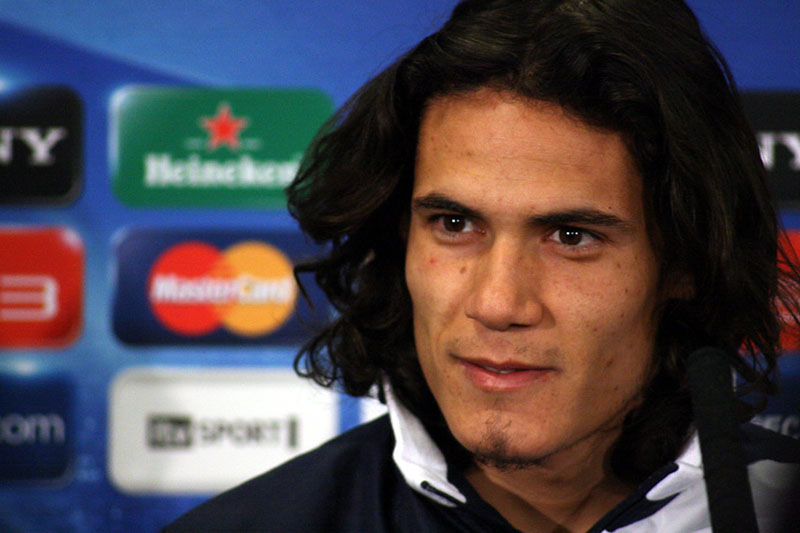 Manchester United extend Cavani contract