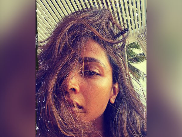 Deepika Padukone flaunts hair, Ranveer drops flirtatious comment