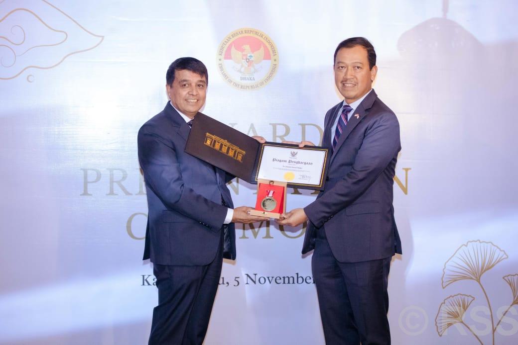 FNCCI President Dhakal wins Caraka Buwana Award from Indonesian Government