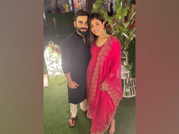 Anushka-Virat pose for a happy picture