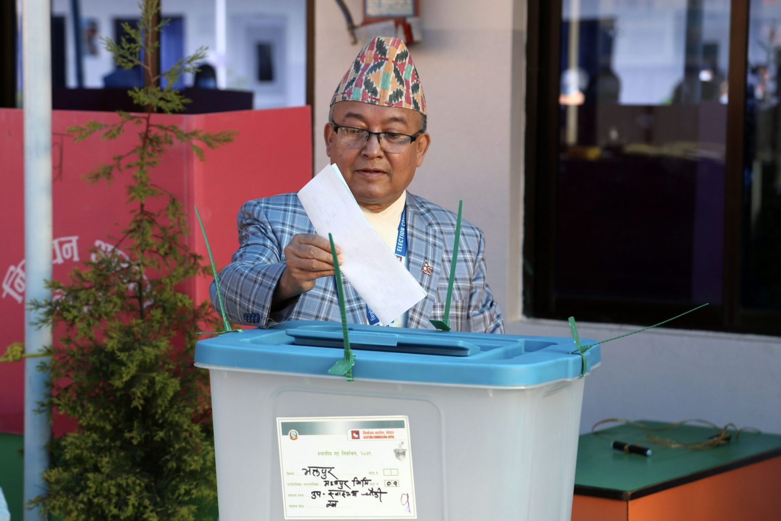 Senior political leaders cast their votes