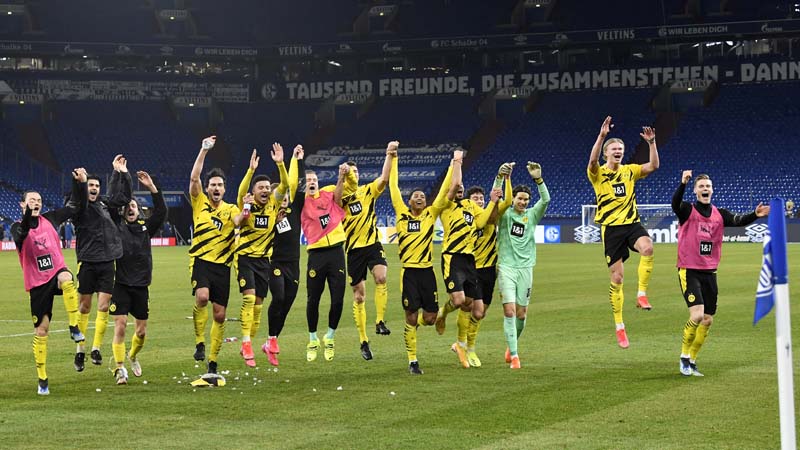 Borussia Dortmund fined after players celebrate win on bus