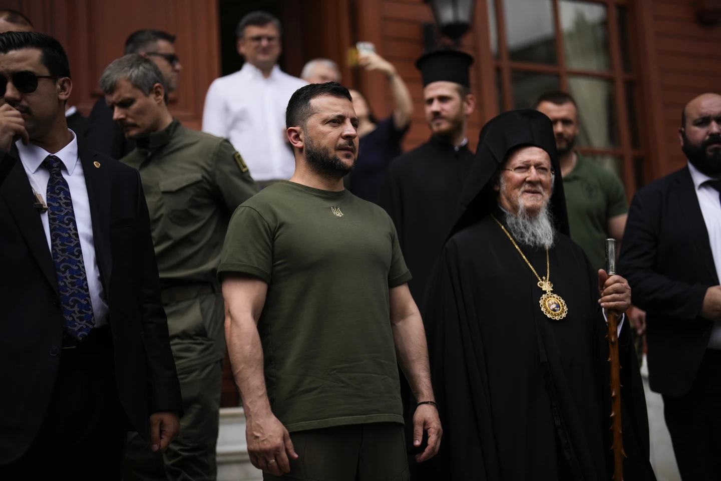 Zelenskyy hails soldiers from a symbolic Black Sea island to mark 500 days of war