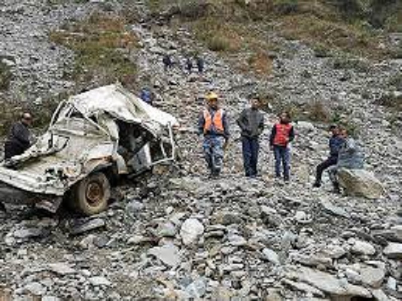 Three injured when a landslide falls on a moving jeep