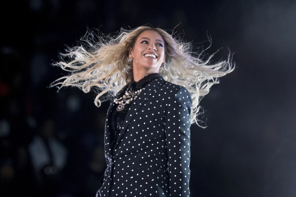 Beyoncé shines bright among Hollywood stars