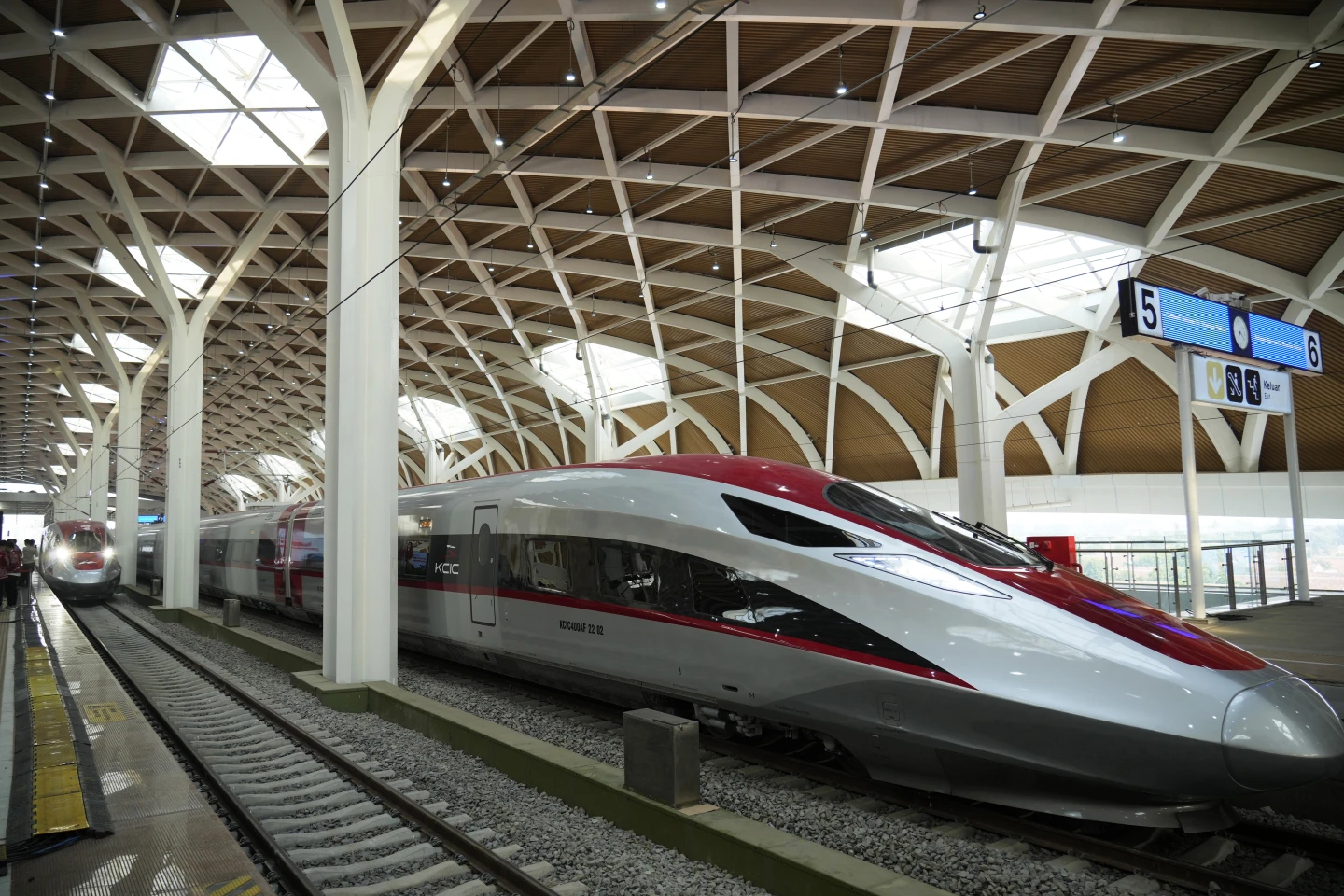 Indonesian President Launches High-Speed Railway