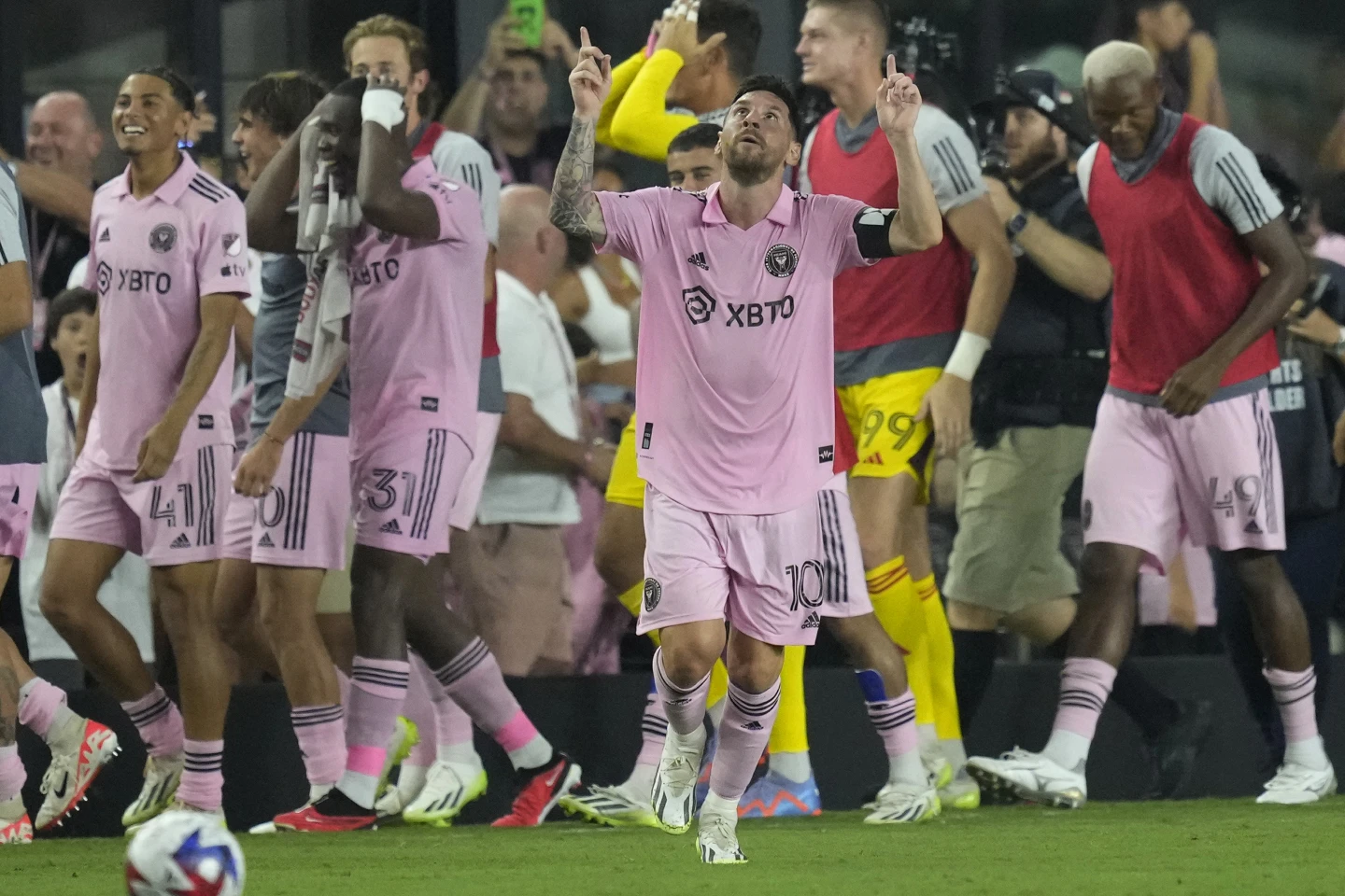 Lionel Messi scores winning goal in his Inter Miami debut