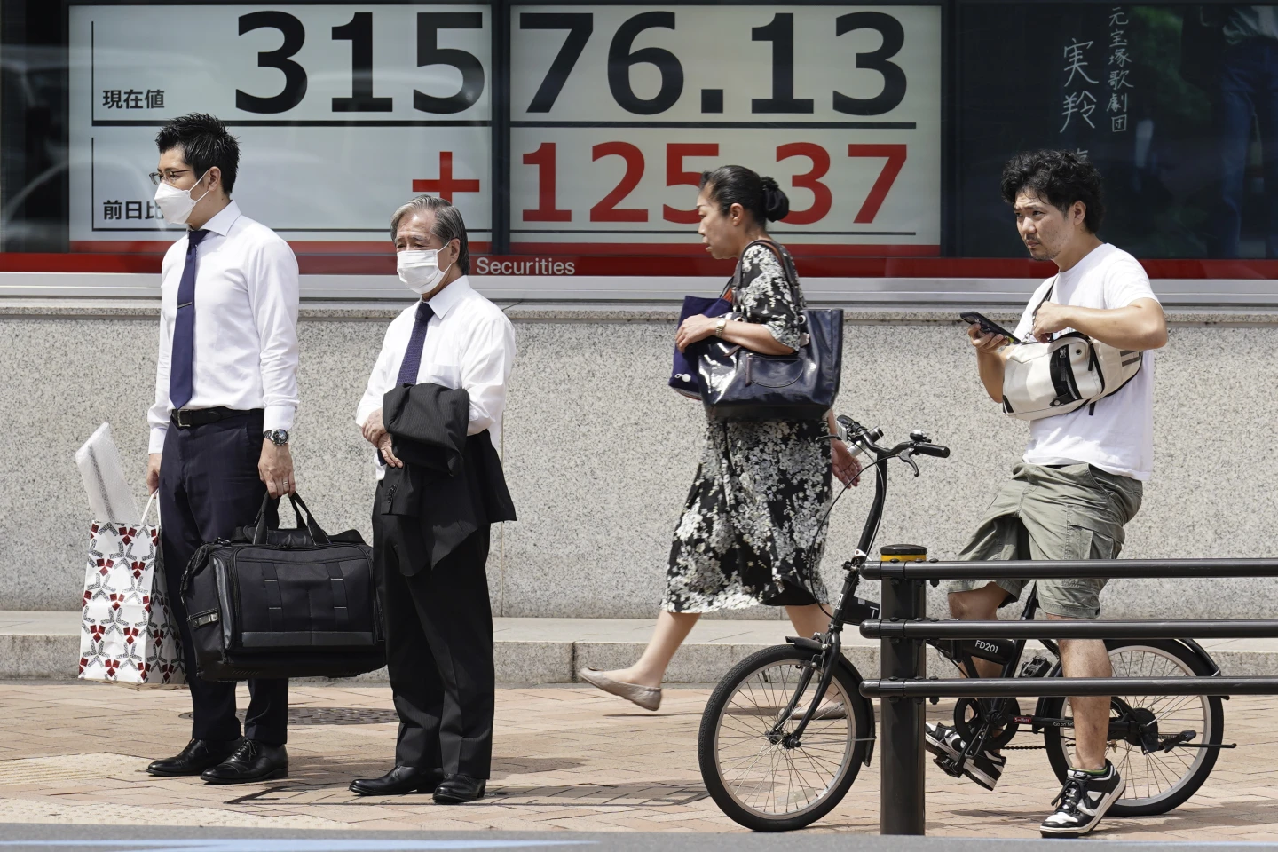 Asian Stocks Mixed, Traders Await Fed