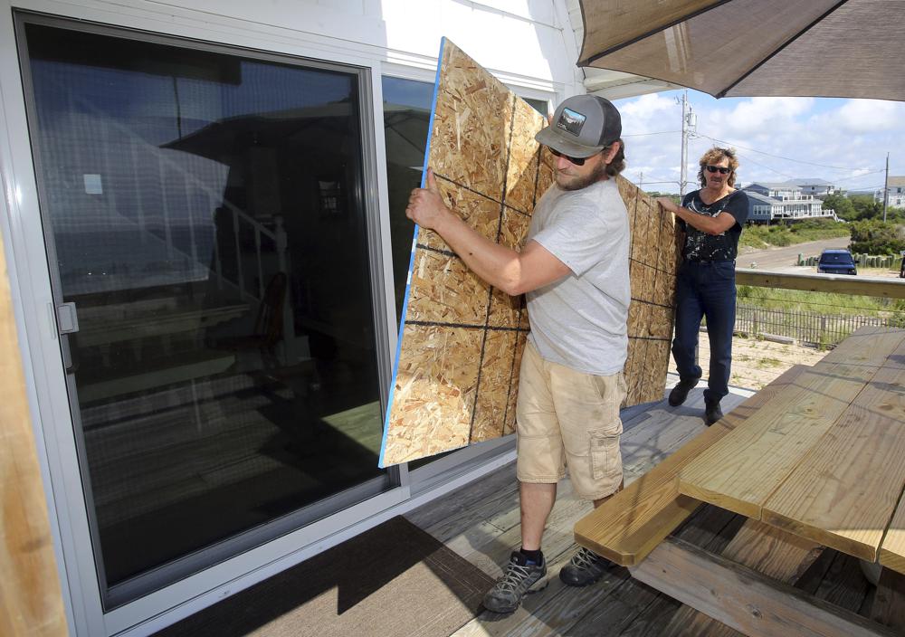 Coastal evacuations urged as Hurricane Henri heads north