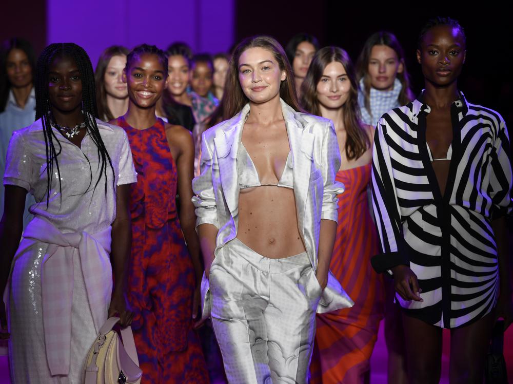 Maxwell brings shimmer, shine and smiles to NY Fashion Week