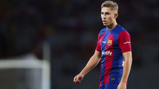 Barcelona extends contract of young midfielder Lopez