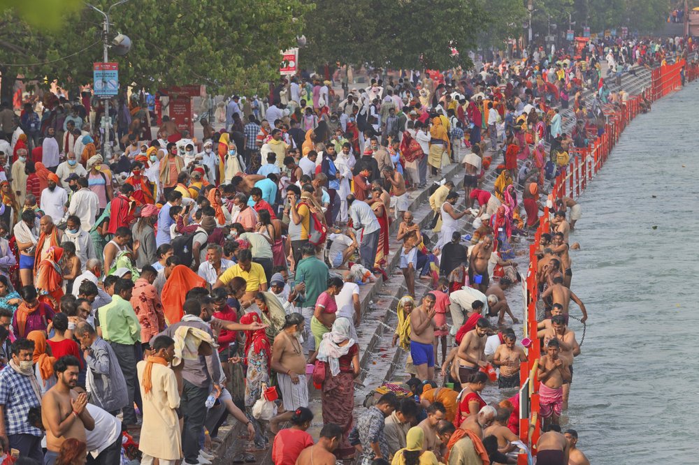 Huge gatherings at India’s Hindu festival as virus surges