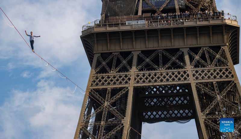 French highliner performs on slackline in Paris