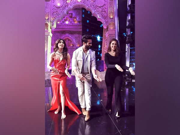 Shilpa Shetty grooves with Shahid Kapoor, Mrunal Thakur