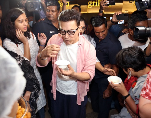 Aamir Khan gorges on golgappe during ‘Laal Singh Chaddha’ trailer preview