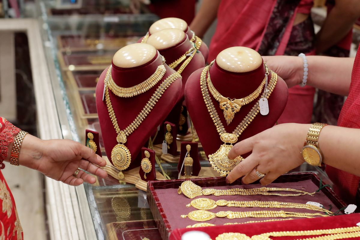 Gold price drops by Rs 1,000 per tola today