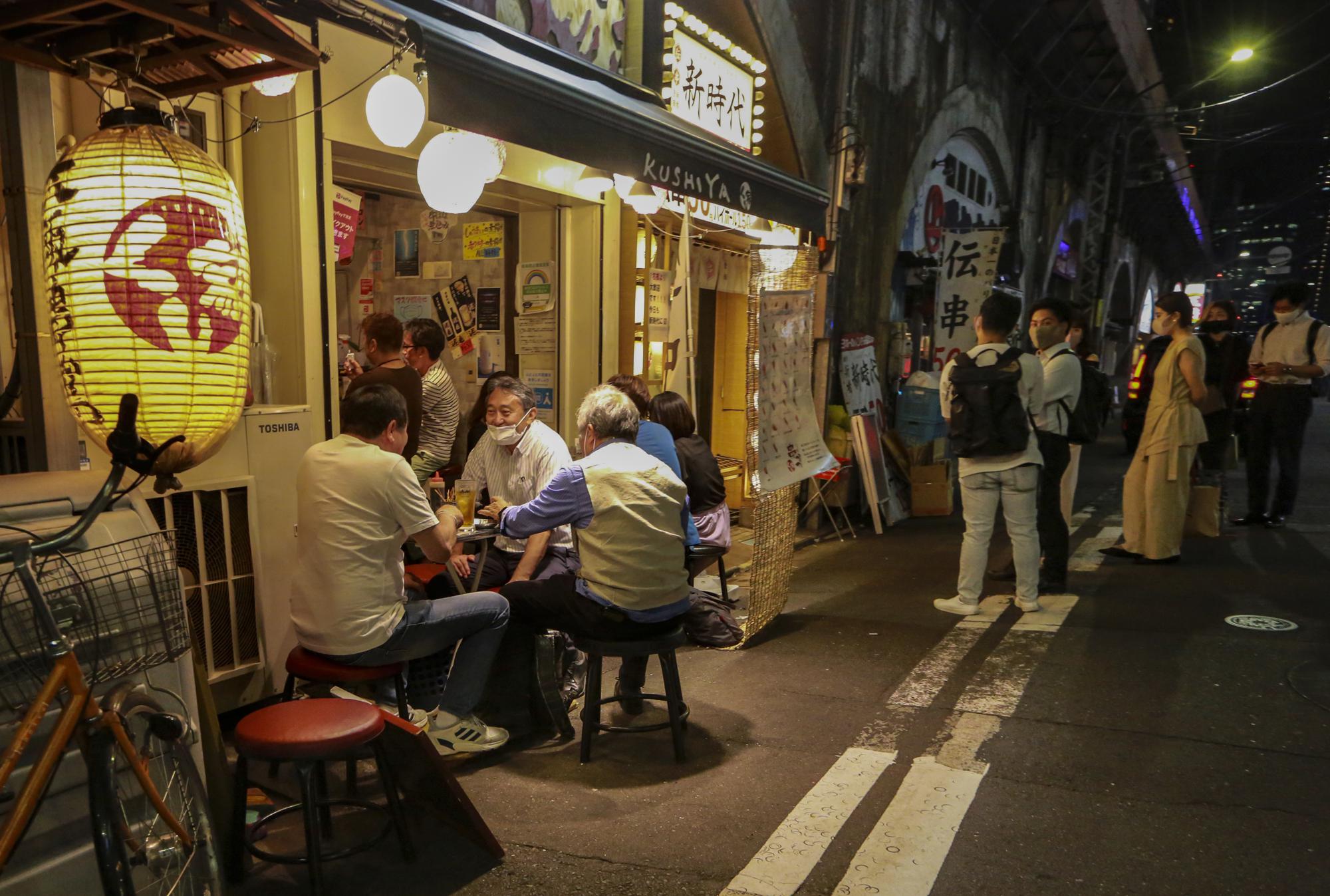 Tokyo plans to ease alcohol ban for “solitary drinkers”