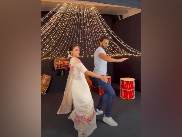 Ranveer Singh dances to ‘Dholida’ with Alia Bhatt