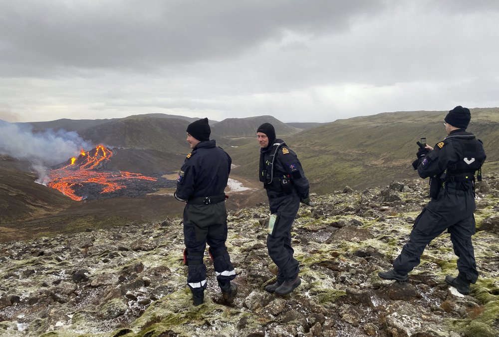 Eruption of Iceland volcano easing, not affecting flights