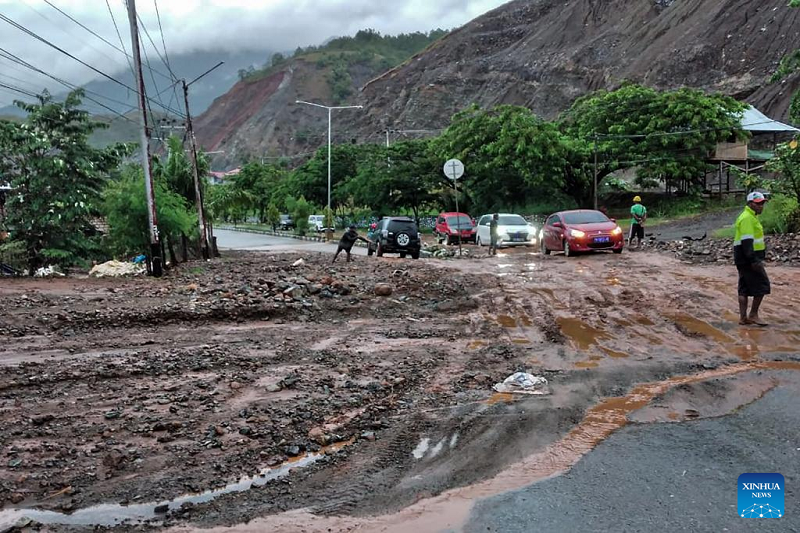 Sisneri road section of Makawanpur obstructed