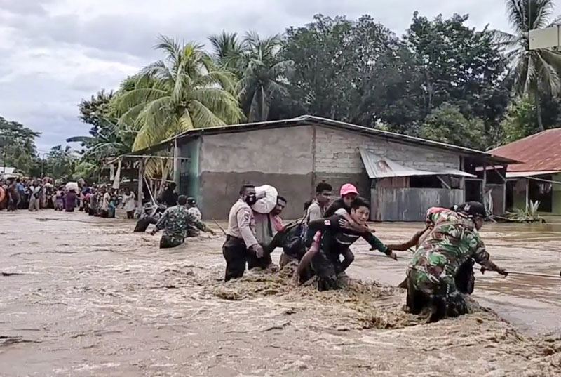 Indonesian rescuers dig for people buried in landslides