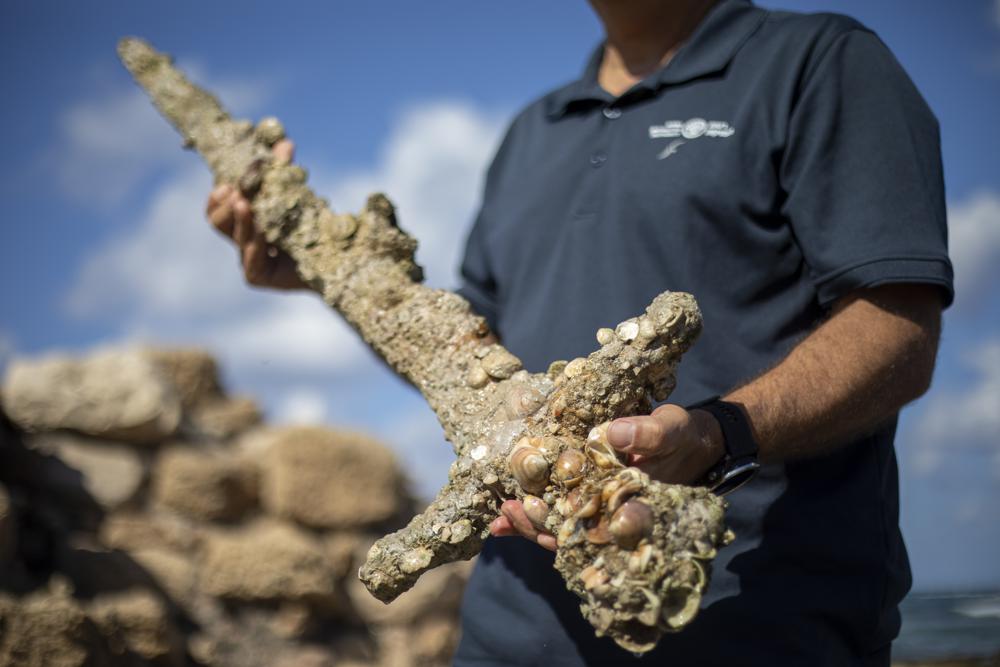 Israeli scuba diver discovers ancient Crusader sword