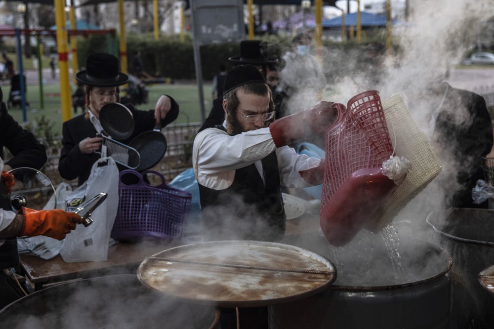 Israelis gather for Passover, celebrating freedom from virus