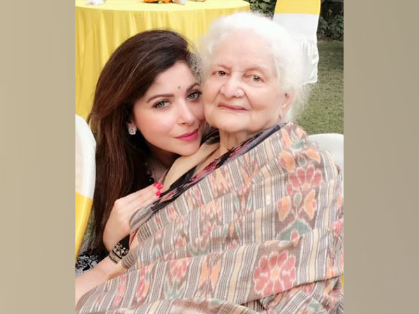 Kanika Kapoor mourns grandmother’s demise