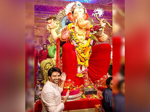 Kartik visits Lalbaugcha Raja on Ganesh Chaturthi