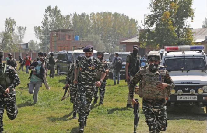 Indian soldiers battle rebels in Kashmir, five killed