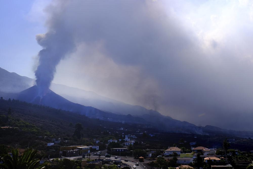 New river of lava threatens even more buildings on La Palma