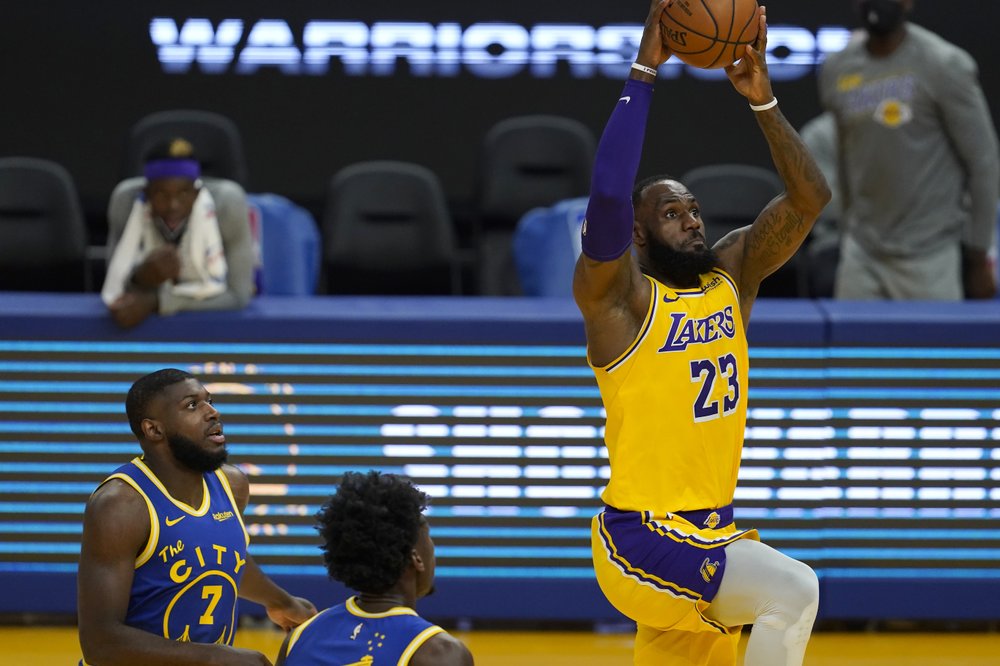 LeBron, short-handed Lakers beat up on Warriors 128-97