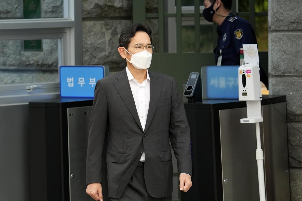 Samsung leader paroled, apologies for causing public concern