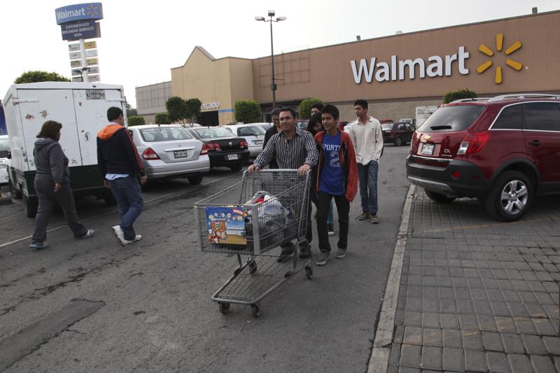 Mexican elderly lose work as grocery baggers, protest